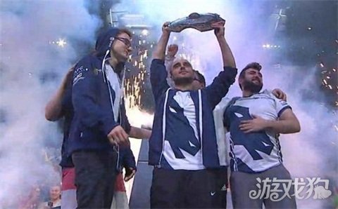 在与巴塞罗 在与巴塞罗